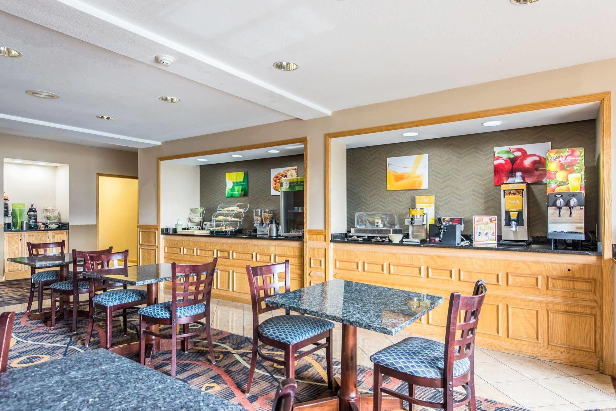 Cardinal Inn & Suites Muncie Esterno foto