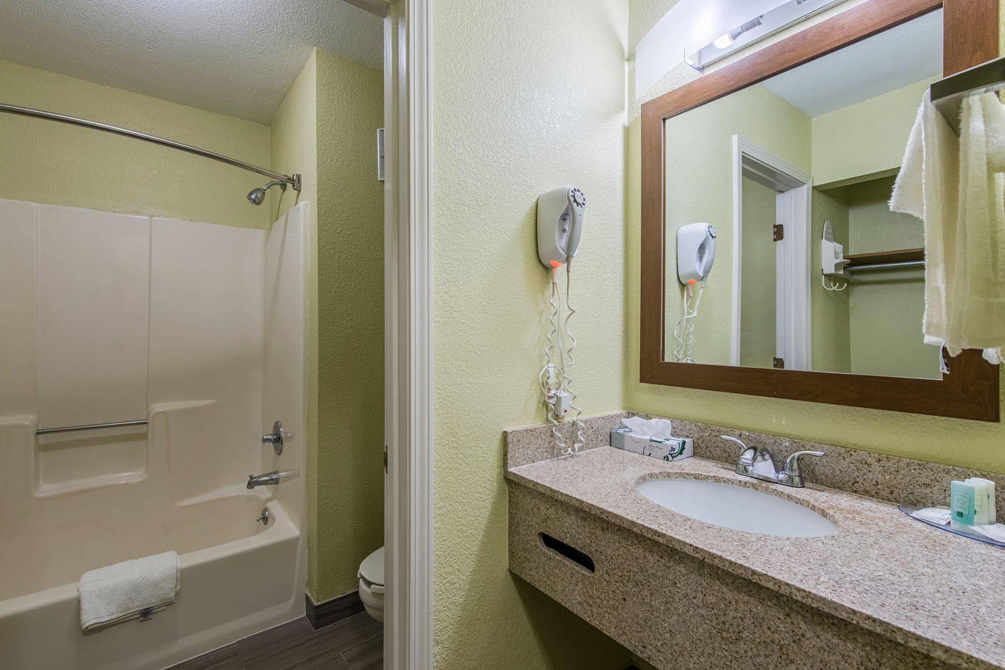 Cardinal Inn & Suites Muncie Esterno foto