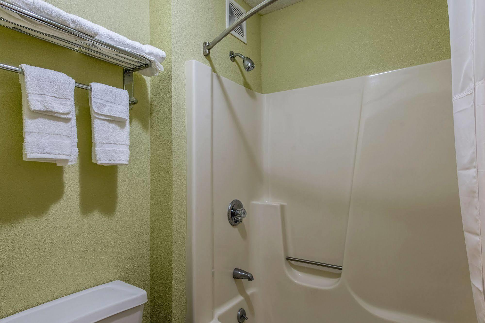 Cardinal Inn & Suites Muncie Esterno foto